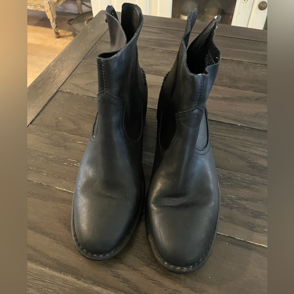Ugg Leather Boots Size 8.5 Like New!